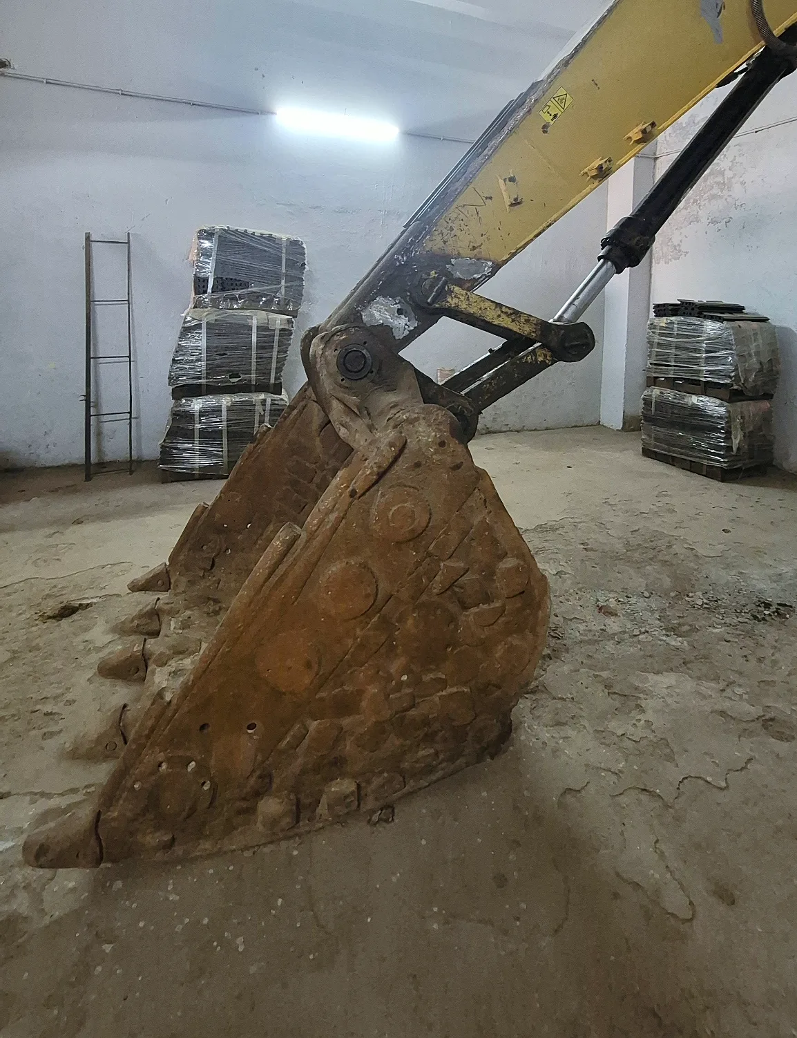 Worn bucket and arm on a CAT excavator
